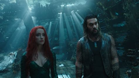 Aquaman Movie Review Jason Momoa Swims With The Fishes
