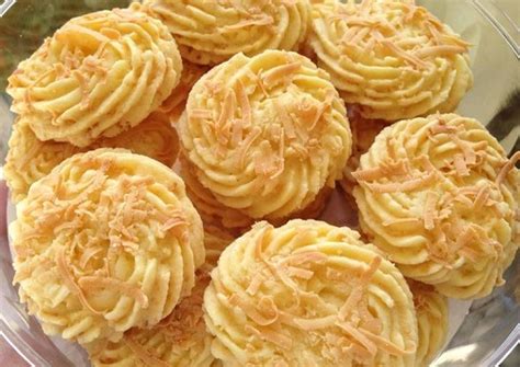 Selain kue bolu, resep ini pun dilegkapi dengan resep kue tradisional. Resep Sagu Keju Ny Liem Maknyus Lumer di Mulut ...