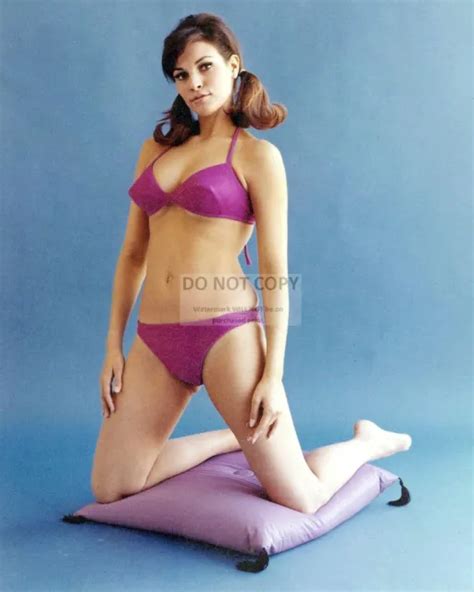 RAQUEL WELCH ACTRESS And Sex Symbol Pin Up X Publicity Photo 0 The