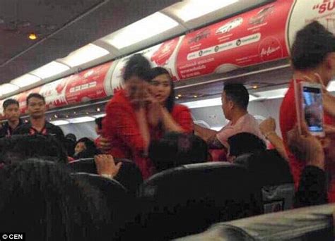 【airasia空姐遭侮辱！】中國野蠻乘客因不能和伴侶坐在同一個座位，而將「滾熱的泡面」潑向亞航空姐的臉蛋！ peekme
