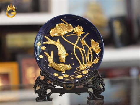 Cá vàng thuộc họ cá chép, với kích thước khá nhỏ nên nó là thành viên nhỏ nhất trong họ cá này. Đĩa vàng cá chép hoa sen làm quà tặng sếp nữ - Tranh đồng ...