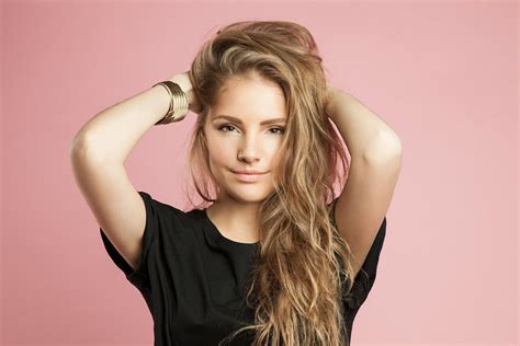 Between brassy yellow hair, dry split ends, bleach disasters and breakage, not to mention the possibility that it won't suit you after all that work, dyeing your hair blonde can be a risky business. How to stop hair breakage: Practical tips to improve your ...