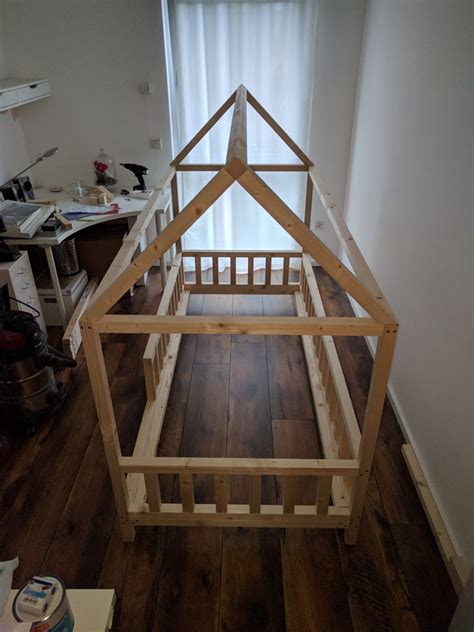 Das lästige quietschen der schuhe stört nicht nur einen selbst, sondern auch die mitmenschen. DIY Hausbett für Kinder - gabelschereblog