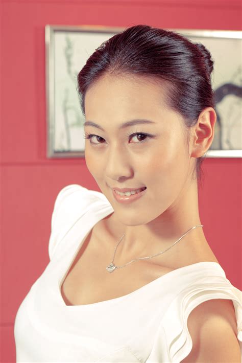 File:Chinese model with a bright smile (6759425553).jpg - Wikimedia Commons
