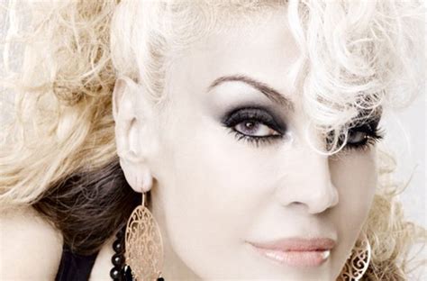 Grandissima canzone donatella di donatella rettore. Donatella Rettore: le date del tour 2018 | Life style blog