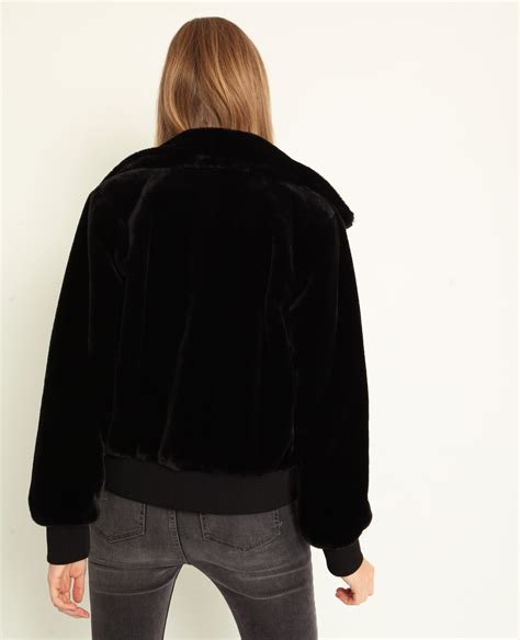 Dès son jeune âge, dora lim se sentait chez elle dans le monde du design. Blouson en fausse fourrure noir - 323335899A08 | Pimkie