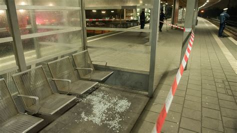 In dem haus gibt es einen gasanschluss. Hamburg: Explosion am S-Bahnhof Veddel - Tatverdächtiger ...
