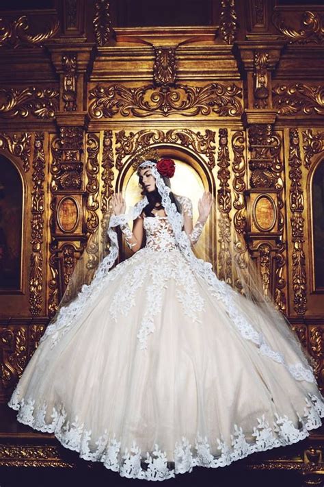 El vestido de novia de ximena navarrete, fue diseñado por benito santos. Pin en Vestidos de Novia