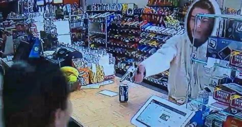 Caught On Camera Georgia Store Clerk Fights Back During Armed Robbery National Globalnewsca