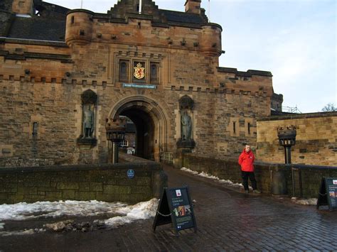 Erstmals ist europas größte hostelkette jetzt auch in großbritannien vertreten: Bild "Eingang zur Burg" zu Edinburgh Castle in Edinburgh