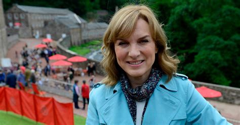 antiques roadshow s fiona bruce has head in hands after leaving expert horrified irish