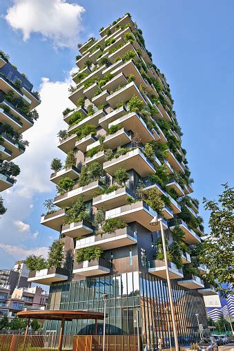 Vertical Forest Apartment Building In The Porta Nuova Milano Stock