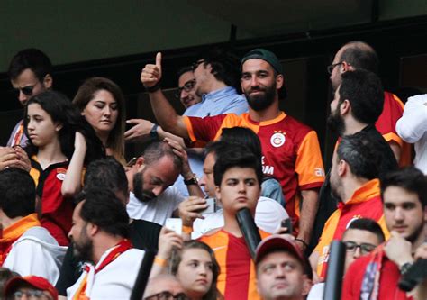Quand Arda Turan F Te Le Titre De Galatasaray Autres Championnats