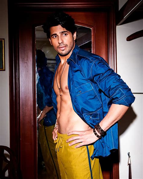 Sidharth Malhotra Makes Heads Turn With His Shirtless Throwback Photo Check Out The Star S