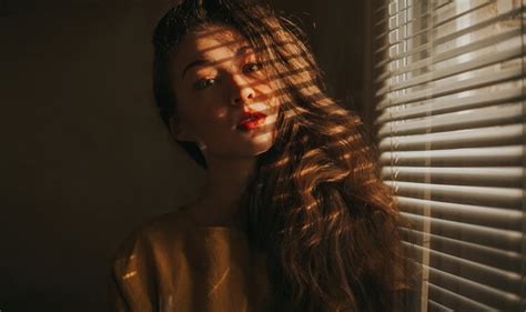 Different Techniques To Make Portraits Using Sunlight Through Blinds