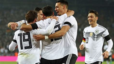 November 2022 um 11:00 uhr deutscher zeit im al bayt stadium vor bis zu 60.000 zuschauern statt. Weltrangliste: Weltmeister Deutschland behauptet Platz ...