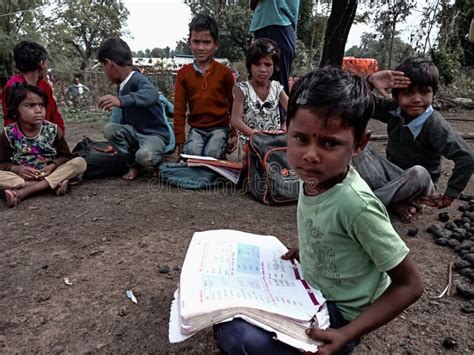 Indische Dorfmädchen Lesen Buch In Dorfbezirk In Indien 1 Januar 2020 Redaktionelles Stockbild
