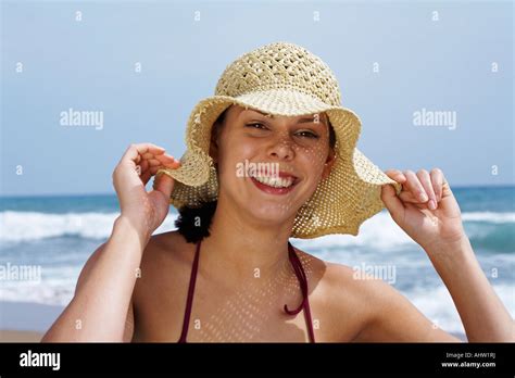 Mujer Joven Con Sombrero De Paja Y Bikini Rojo Acostado En El Borde De My Xxx Hot Girl