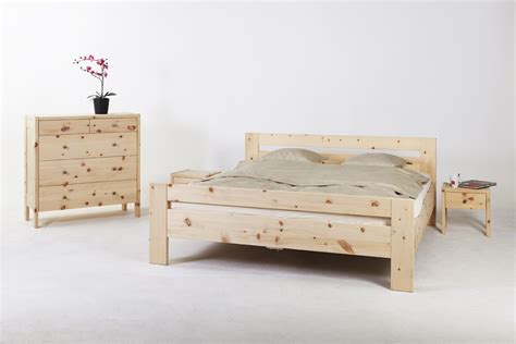 Dieses vollholz wird aus baumstämmen geschnitten und ist damit ein echtes naturprodukt in massiver qualität. Holzbett «Classic» - öko trend HolzUnikate & SchlafKultur GmbH