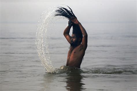 Pilgerfest In Indien Kumbh Mela Hindus Baden Im Ganges Der Spiegel