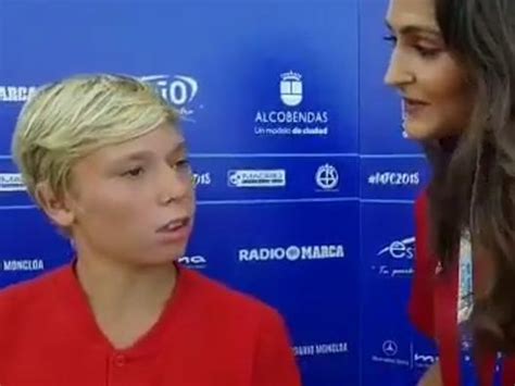 Ho convinto i miei genitori a iscrivermi a una scuola di calcio e così ho giocato per un anno in una. Irina Shayk pizzicata in topless... - Video Gazzetta.it