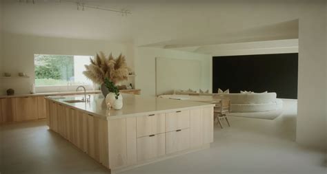 A Closer Look At Kim Kardashians Kitchen And Living Room In 2022