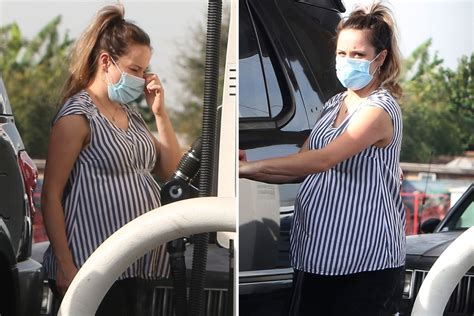 Pregnant Jinger Duggar Wears Jeans As She Fills Up Her Suv At A Gas