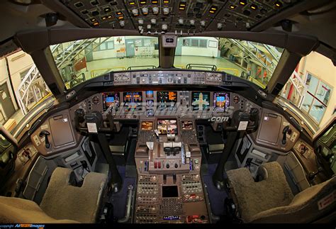 Boeing 777 cockpit highlighting first officer oxygen mask location.jpg 726 × 618; 777-300er cockpit