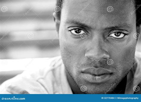 Imagen Blanco Y Negro De Un Hombre Afroamericano Foto De Archivo