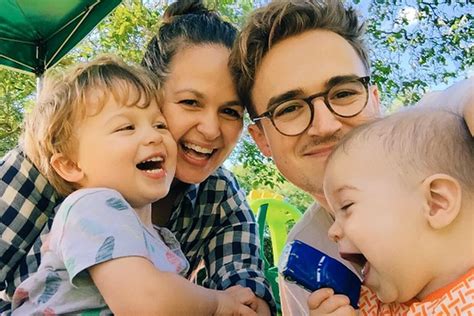 Pagespublic figuremusician/bandtom fletchervideoshere's an awesome way to help your kids understand why we need. Tom Fletcher uses son Buzz as weights for adorable workout ...