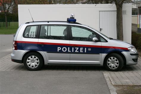 Austrian Police Touran Police Cars By Country Wikimedia Commons