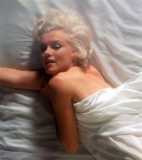 Marilyn Monroe Nude Wrapped In White Bed Sheets Porn Pics