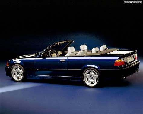 Bmw må da være det nye sort #bmw #e61 #530d #e36 #e36cabrio #cabriolet. 1993 - E36 - 325i cabrio samoa blau