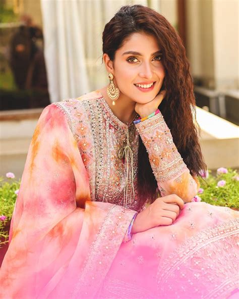 Ayeza Khan Looks Stunning In Her Recent Bridal Shoot Pictures