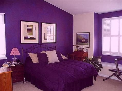 I love how the blue inside the shelves and the green on the settee add extra pops of color. Pin on Bedroom decorating ideas (purple)
