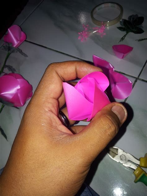 Meski demikian, ternyata sedotan bisa dikreasikan menjadi banyak hal, terutama dibuat. MEMBUAT MAWAR DARI PITA JEPANG