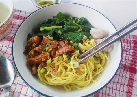 Gorengan bakwan sayur ini biasanya dimakan dengan cabe rawit hijau, kebetulan dikulkas masih ada sambal kacang pecel instant, tinggal aku beri air jadi deh sambalnya.^^ kerang (1). Resep Mie ayam bakso ala abang-abang oleh Maccby_kitchen - Cookpad
