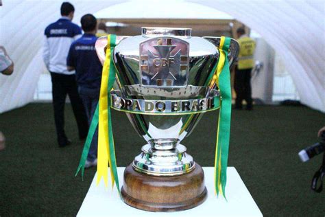Página oficial da competição mais emocionante do país! Fotos: taça da Copa do Brasil à espera do campeão, no ...