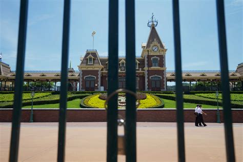 What you can and cannot do during the national lockdown. Disneyland - Παρίσι: Κλείνει ξανά με τη Γαλλία από αύριο ...