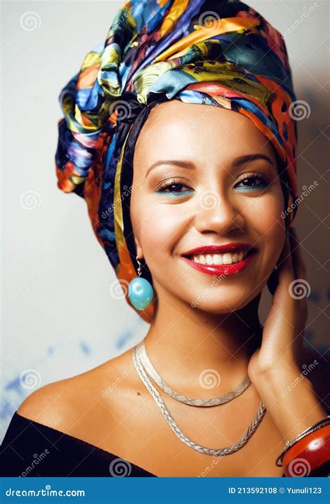 belleza brillante mujer africana con creativo maquillaje chal en la cabeza como cubian closeup