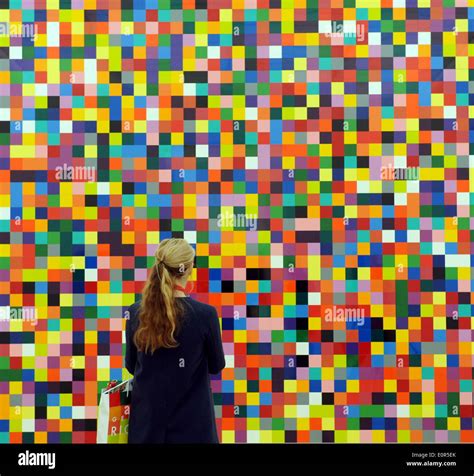 Eine Frau über Ein Gemälde Der Serie 4900 Farbe Des Deutschen