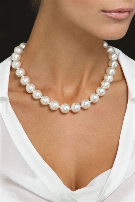 Are Pearl Necklaces In Style Tamar Fernande