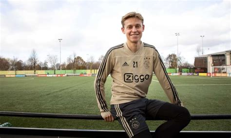 Barcelona midfielder frenkie de jong has teased supporters about the club's summer transfer business amid continued speculation memphis depay and georginio wijnaldum will sign for the catalans. De Jong trop cher pour le PSG ! - Transfert Foot Mercato