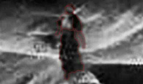 Alien Hunters Claim Nasa Image Shows Woman Standing On Mars Acting As