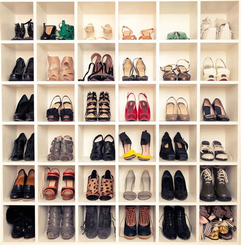 We've already showed you how to organize your closet and keep all your accessories in check, so now we're giving you some helpful tips on how to organize. Pretty Pink Nails: How to organize a small closet