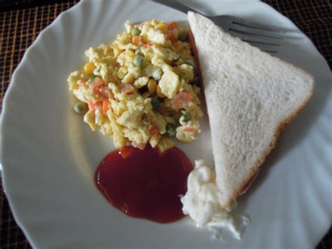 Gulingkan adonan ke dalam telur, setelah itu masukkan ke tempat berisi tepung keluarkan kornet dari kaleng, lalu hancurkan kornet. citerku: Makan Pagi: Roti + Telur Hancur