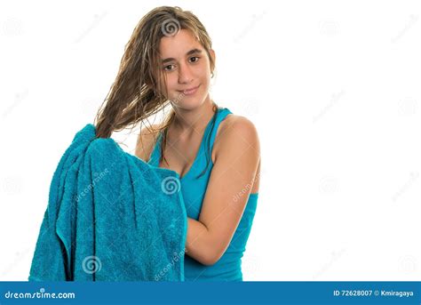 Милый девочка подросток суша ее влажные волосы с полотенцем Стоковое Изображение изображение