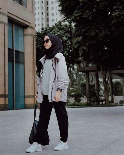 Kamu bisa tiru ide outfit ala selebgram aghnia punjabi, si cewek cantik hijaber yang terkenal ini. 7 Inspirasi Fashion Sporty ala Selebgram Hijab yang Nyaman ...