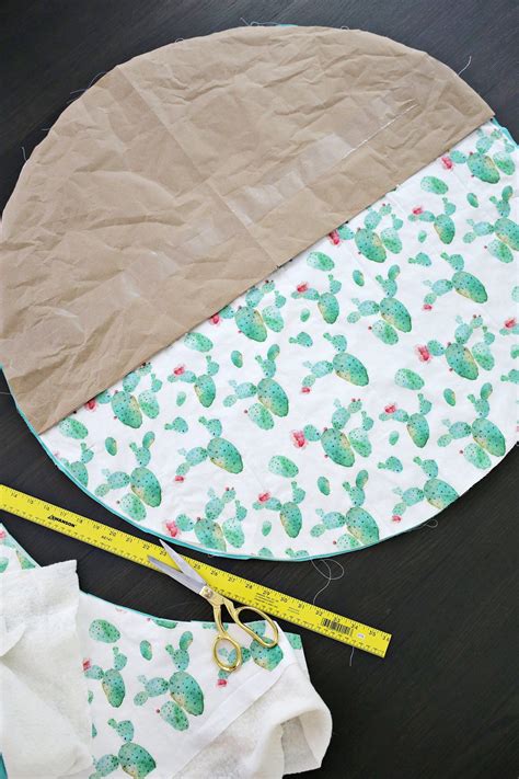 This diy photo mat is going in my craft room, but with some more sophisticated papers it could be a keep adding strips to the diy photo mat. Round Quilted Play Mat DIY (With images) | Play mat diy ...