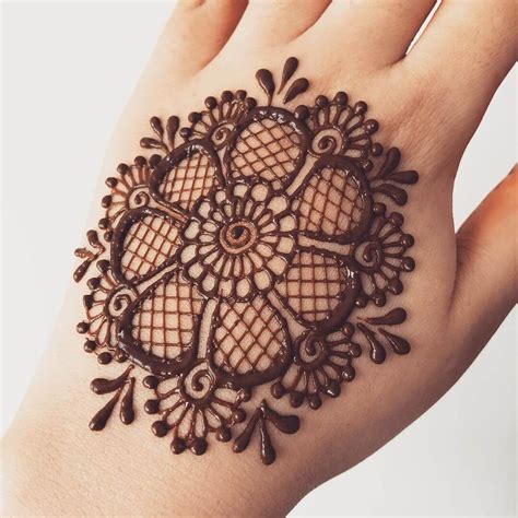 The glamorous back hand mehndi design has been made just for those girls who are desirous of looking beautiful and attractive, especially on festive occasions. Gol Tikki Mandala Mehndi Design for Hands (1) - K4 Fashion